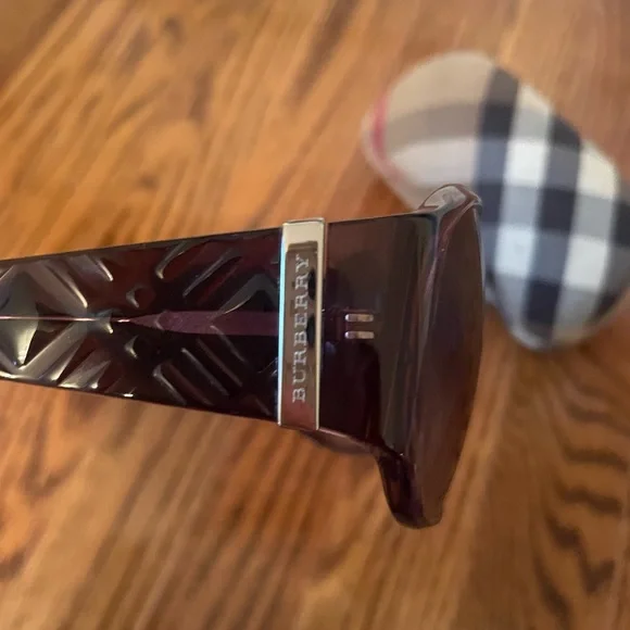 🕶️Authentic Burberry Purple Sunglasses Comes with case and cleaning cloth. 🕶️ - Picture 10 of 11